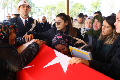 Oğlunun Türk bayrağına sarılı tabutuna sarılan gözü yaşlı anne: “Kalk ne olur ölmedim de”
