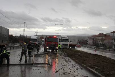 Orta Refüje Çıkan Tır Aydınlatma Direklerini Devirdi