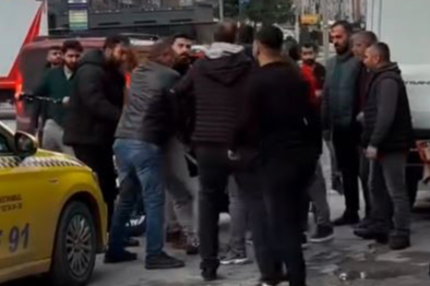 Telefonla Konuşarak Yürüyen Kadının Cep Telefonu Çaldılar