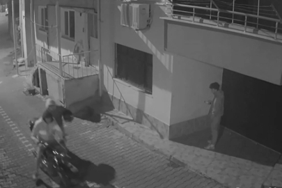Evin Önündeki Motosikleti Kaçıran 2 Hırsız Güvenlik Kamerasına Yakalandı