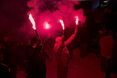 2 Bin 500 Rakımda, Eksi 3 Derece Sıcaklıkta Havai Fişek Gösterilerini İzlediler