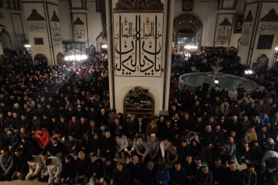 Yılın İlk Sabah Namazı İçin Araçlar Uzun Kuyruklar Oluşturdu, 3 Şeritli Yol Tek Şeride Düştü