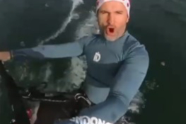 2025'in İlk Sabahı Buz Gibi Gölde Yüzüp Sörf Yaptılar