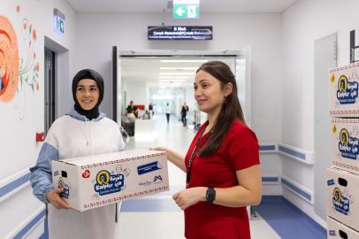 Büyükşehir Belediyesi, Mersin Şehir Hastanesinde tedavi gören çocuklara hediye kutusu dağıttı