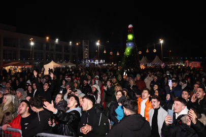 Nilüferliler, Yeni Yıla Cumhuriyet Meydanı'nda “Merhaba” Dedi