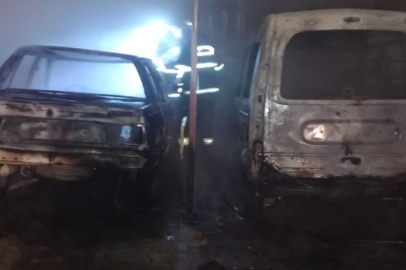 Garajda Çıkan Yangında İki Araç Küle Döndü