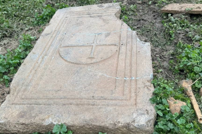 Hocaköy’de, Tarlasını Süren Bir Çiftçi Pulluğuna Lahit Takıldı