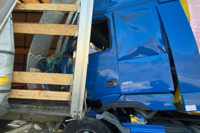 Otoyolda Tır Kazası: Sürücü Araçta Sıkıştı