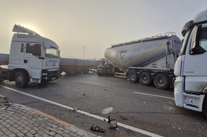 6 Otomobil, 3 Tır, 3 Tanker ve 1 Midibüsün Karıştığı Zincirleme Kaza