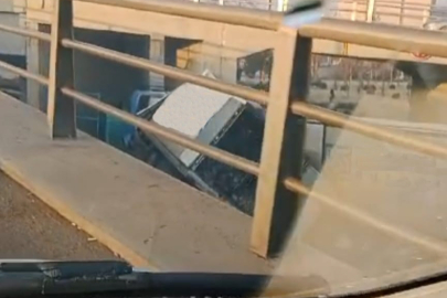 Kontrolden Çıkan Kargo Tırı Köprü Duvarına Çarparak Durabildi