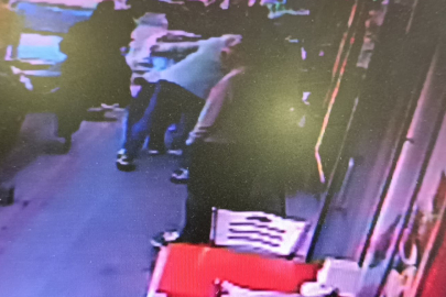 Pendik'te silah tutukluluk yapınca kendini ve arkadaşını vuran şahıs kamerada