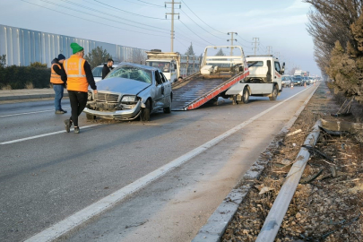 Bir Araç Kontrolden Çıkarak Seyir Halindeki İki Araca Çarptı