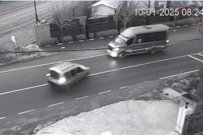 Hafif Ticari Araçla Karşı Yönden Gelen İçinde Yolcuların Bulunduğu Minibüs Çarpıştı: 10 Yaralı