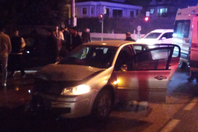 Ambulansa Yol Vermek İsterken Kaza Yaptılar