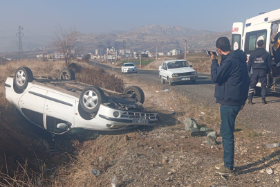 Diyarbakır'da Kaza: Otomobil Devrildi, Dede ve Torunu Yaralandı