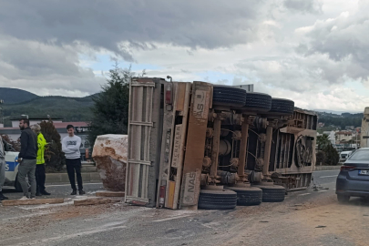 Mermer Blok Taşıyan Tır’ın Dorsesi Devrildi, Yollar Kapandı