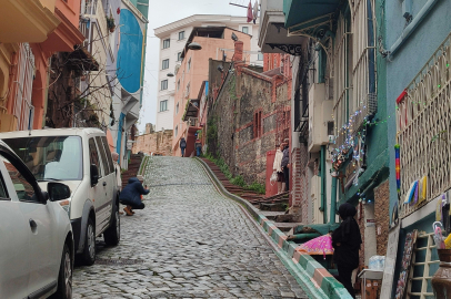 2 Arkadaşı Kaçtı, Kendisi Duvar ile Otomobilin Arasında Sürüklendi