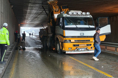 Vinç Alt Geçitte Sıkıştı, Trafik Felç Oldu