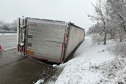 Kereste Yüklü Tır Devrildi!