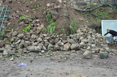 İstinat Duvarı Arabanın Üzerine Yıkıldı