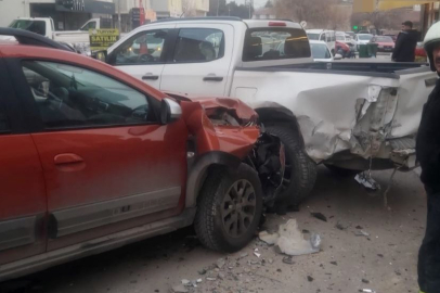 Kalp Krizi Geçiren Sürücü, Park Halindeki Kamyonete Çarptı: 1 Ölü, 1 Yaralı