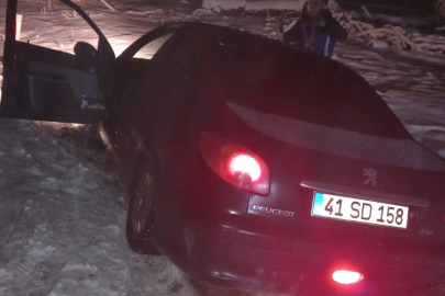 Otomobil, Gizli Buzlanma Nedeniyle Kontrolden Çıkarak Şarampolde Asılı Kaldı