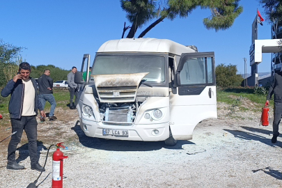 Park Halindeki Servis Minibüsü Yanarak Kullanılamaz Hale Geldi