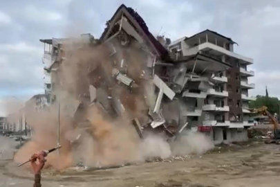 7 Katlı Bina Saniyeler İçinde Yıkıldı