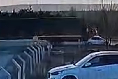 Hızla Giden Kamyon Yol Kenarına Park Edilen Otomobile Çarptı