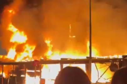 Yangın, Kız Öğrencilerin Bulunduğu Apartı Sarınca Öğrenciler Kendilerini Sokağa Attı