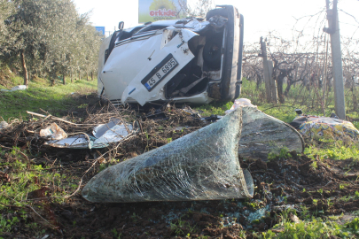 Manisa’da tarlaya uçan otomobil hurdaya döndü: 2 kişi yaralandı