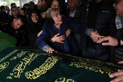 Evladının, Gelininin ve Torunlarının Tabutunu Öpüp Gözyaşı Döktü