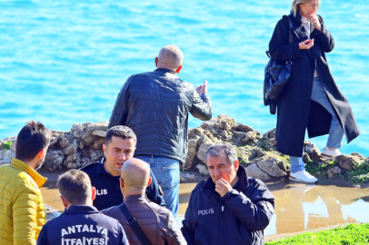 Falezlerde intihar girişiminde bulunan kadın, zaman zaman kaygan zeminde dengesini kaybedince yürekleri ağza getirdi