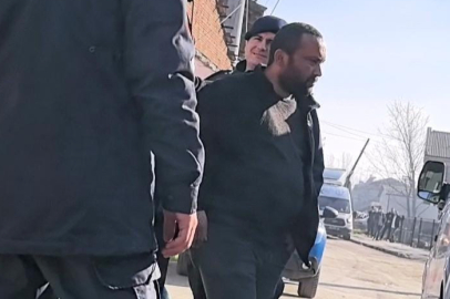 Bursa'da 24 saattir evinde direnen kundakçının ateşe verdiği eve bir süre önce de levye ile saldırdığı ortaya çıktı