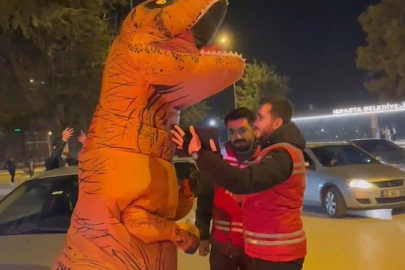 Dinozor Kostümüyle Sokaklarda Gezen Vatandaş GBT'ye Takıldı