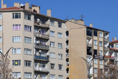 Borçları Nedeniyle Çatıya Çıkan Kişi İndirildi