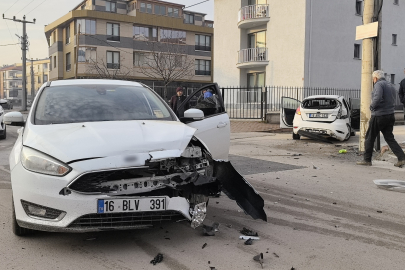 2 Otomobil Çarpıştı: Sürücü Gözyaşlarına Boğuldu