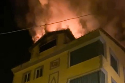 4 Katlı Binanın Çatısı Alevlere Teslim Oldu