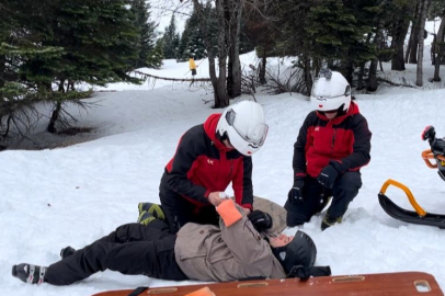 Kayak pistinde yaralanan vatandaşların yardımına JAK yetişti