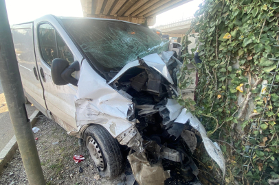 Antalya'da Feci Kaza: Üst Geçidin Duvarına Çarparak Durabildi