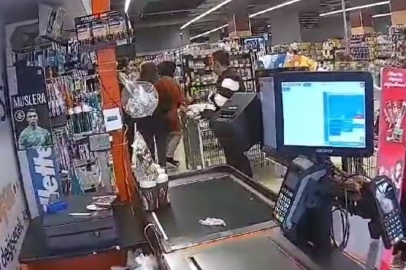 İşten çıkarılan market çalışanı sinir krizi geçirerek rafları devirdi