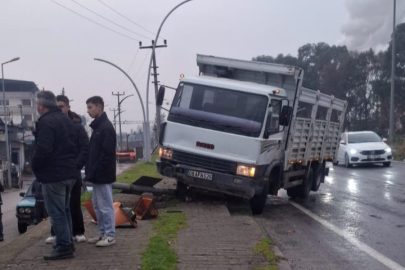 Kamyonun Çarptığı Direk Yayanın Üzerine Devrildi