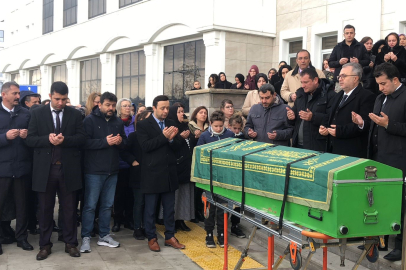 Gemlik İlçesinde Vefat Eden Avukat İçin Adliye Sarayı Önünde Tören Düzenlendi