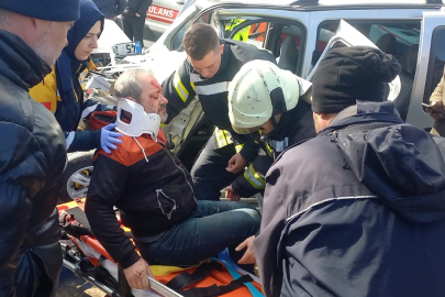 Sürücüsünün direksiyon hakimiyetini kaybettiği araç kamyona çarptı: 2 yaralı