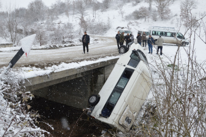 Cenazeye Giden Minibüs Havza’da Köprüden Uçtu: 15 Yaralı
