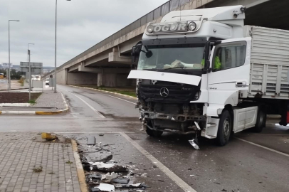 Balıkesir'de Korkutan TIR Kazası.. Faciadan Dönüldü