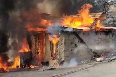 Anne ve Çocuklar Yangını İzleyerek Gözyaşı Döktü