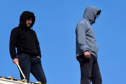 Paralarını Alamayan İşçiler Okulların Çatısına Çıkarak Eylem Yaptılar