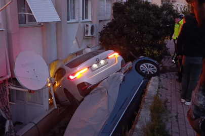Uyanır uyanmaz aniden gaza basan sürücü, park halindeki otomobile çarpıp 3 metreden düşerek bir evin mutfağına daldı