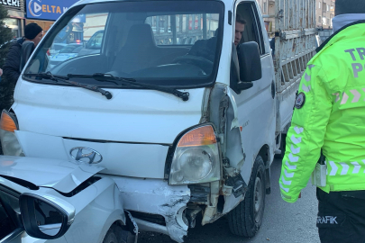 Kamyonet Karşı Şeride Geçti İki Araca Çarptı
